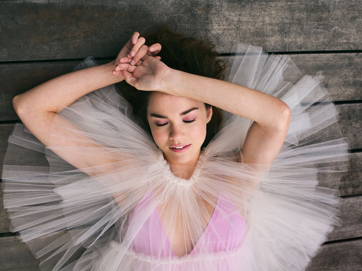 Maia Mitchell von Good Trouble über Erfolg, Power Suits und Quarter-Life-Krisen
