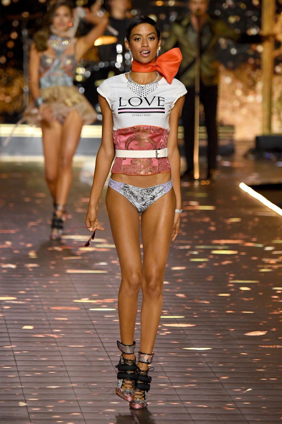 Modelka, pokaz mody, moda, odzież, pas startowy, wydarzenie publiczne, wydarzenie, model, bielizna, obuwie,