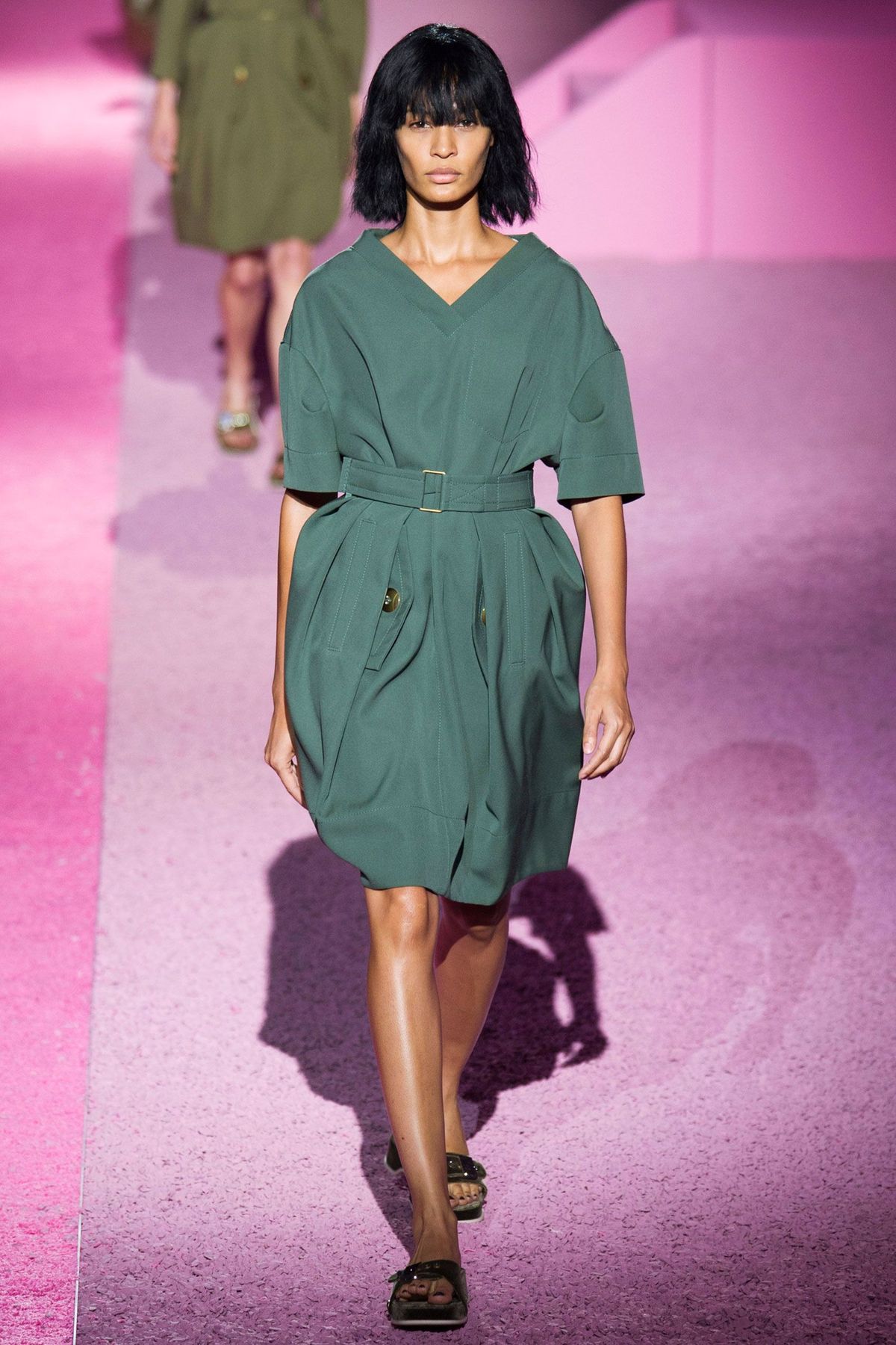 Obuwie, Noga, Rękaw, Ramię, Ludzka noga, Sukienka, Wspólne, Pokaz mody, Modelka, Styl,