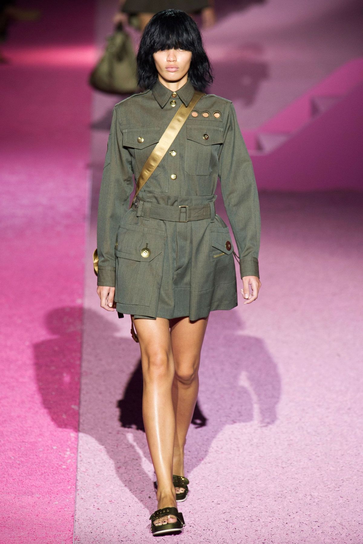 Rękaw, Ramię, Ludzka noga, Tkanina, Wspólne, Odzież wierzchnia, Różowy, Styl, Magenta, Modelka,