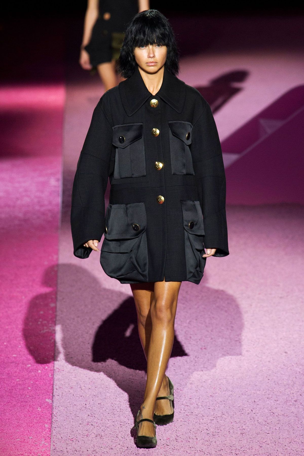 Rękaw, ramię, tekstylia, odzież wierzchnia, styl, kołnierz, modelka, fioletowy, moda, kolano,