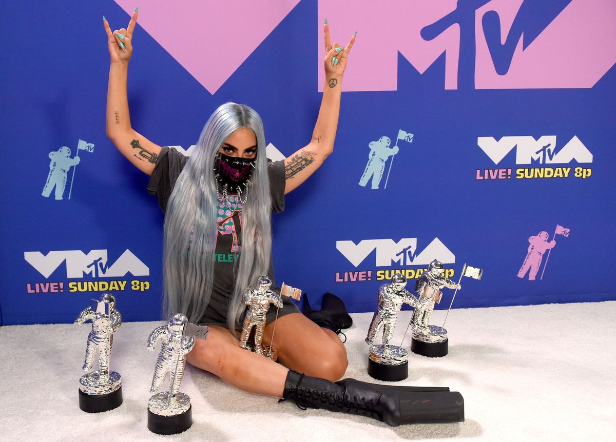 nieokreślony sierpień 2020 redaktorzy zauważają, że to zdjęcie zostało cyfrowo zmienione, które Lady Gaga pozuje ze swoimi nagrodami podczas nagród MTV Video Music Awards 2020, nadawanych w niedzielę, 30 sierpnia 2020 r., fot. kevin wintermtv vmas 2020.