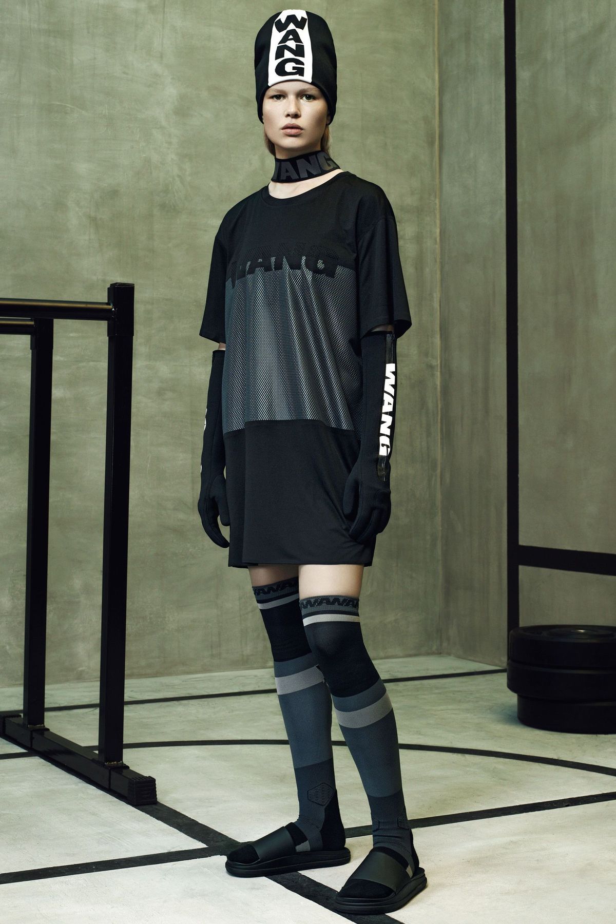 Ärmel, menschliches Bein, Mütze, stehend, Gelenk, Trikot, Stil, Uniform, Shorts, Knie,