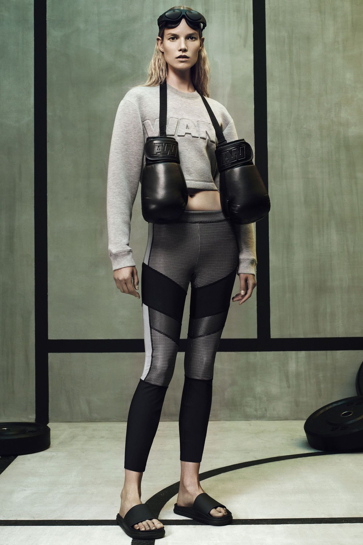 Kleidung, Bein, menschlicher Körper, Schulter, menschliches Bein, Gelenk, Stil, Schutzbrille, Knie, Mode,