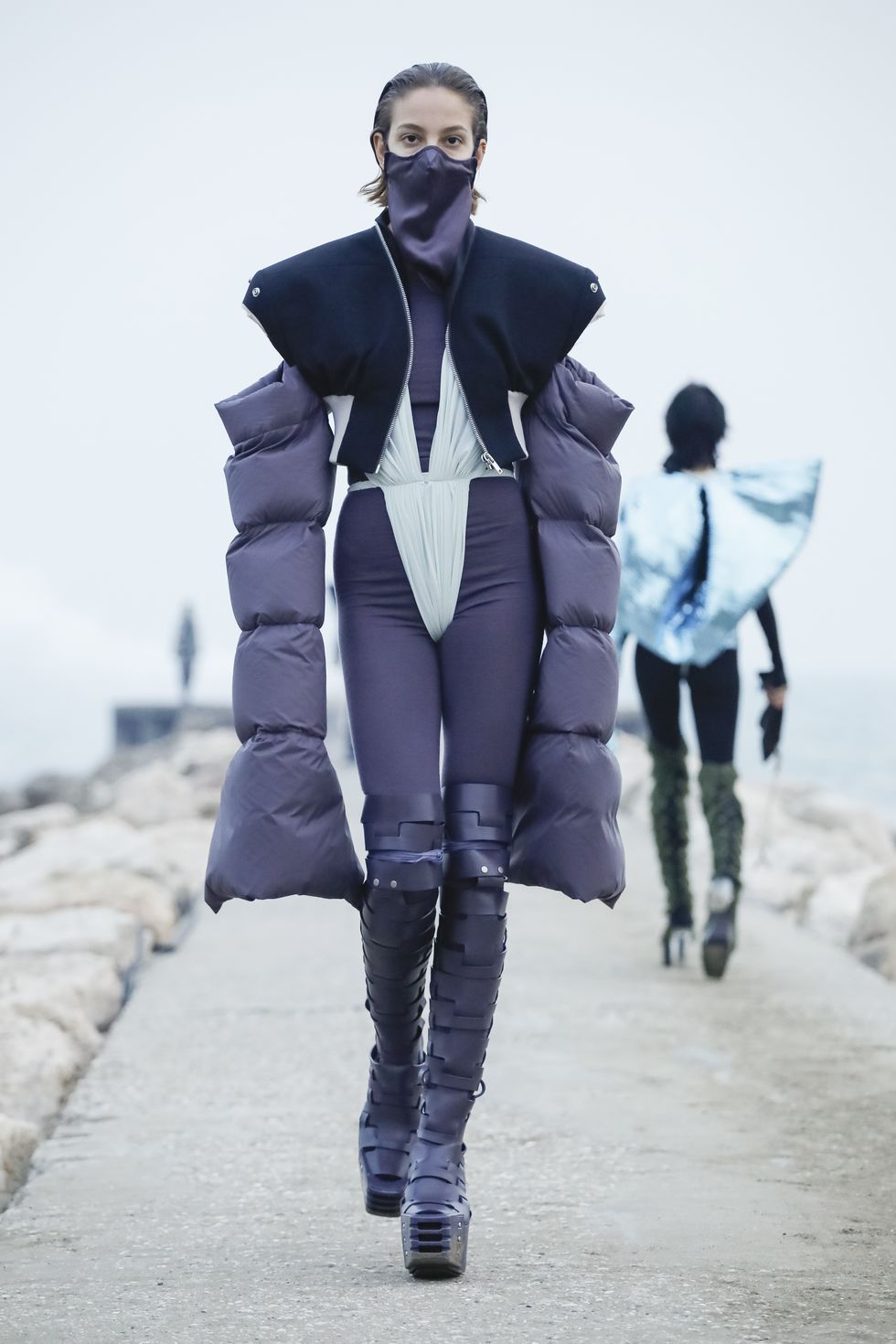 Modell auf dem Laufsteg bei der Rick Owens Modenschau in Venezuela Strando, Herbst Winter 2021, bereit, Modewoche zu tragen