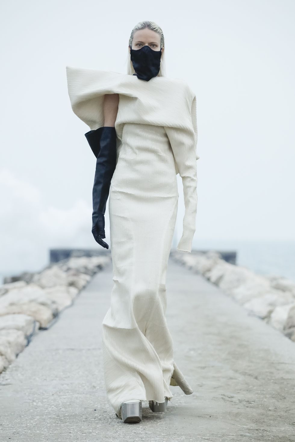 Modell auf dem Laufsteg bei der Rick Owens Modenschau in Venezuela Strando, Herbst Winter 2021, bereit, Modewoche zu tragen