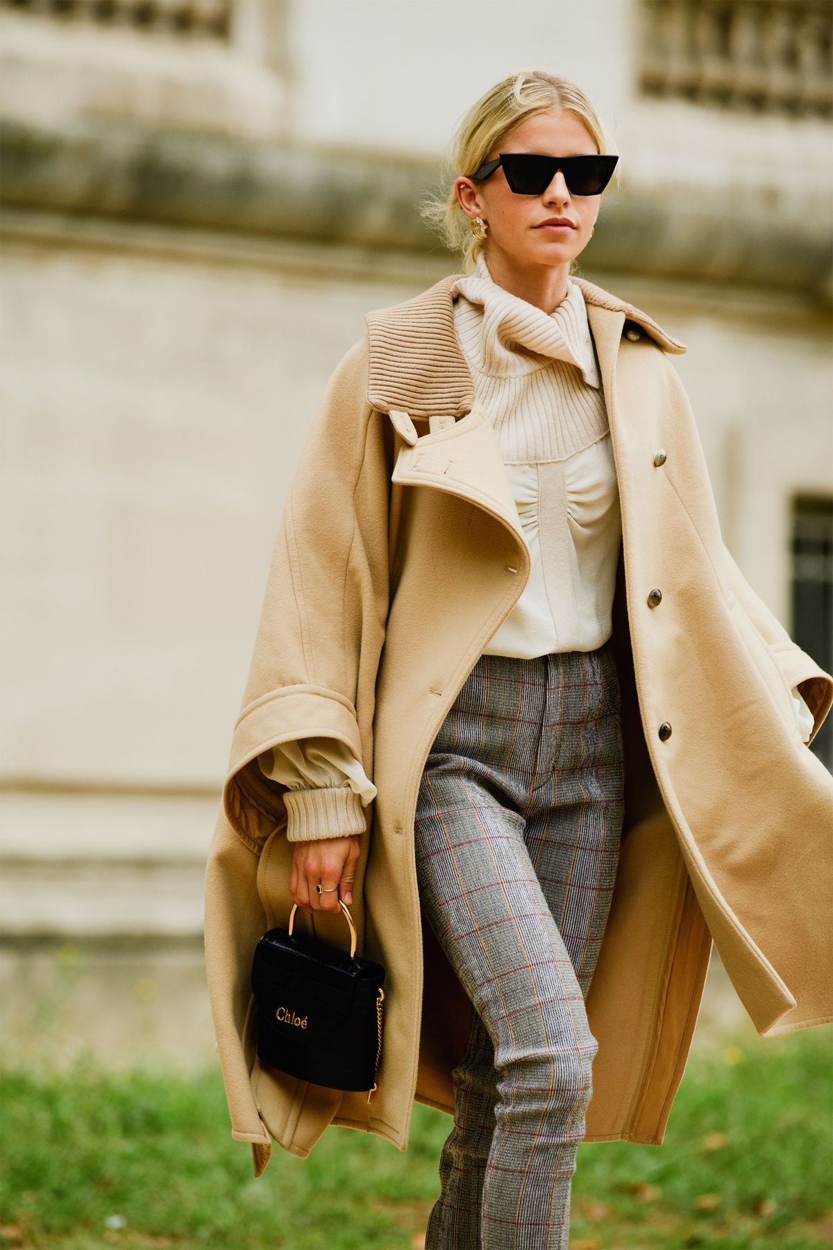 Beklædning, Hvid, Street fashion, Frakke, Mode, Jeans, Overtøj, Trenchcoat, Skønhed, Briller,