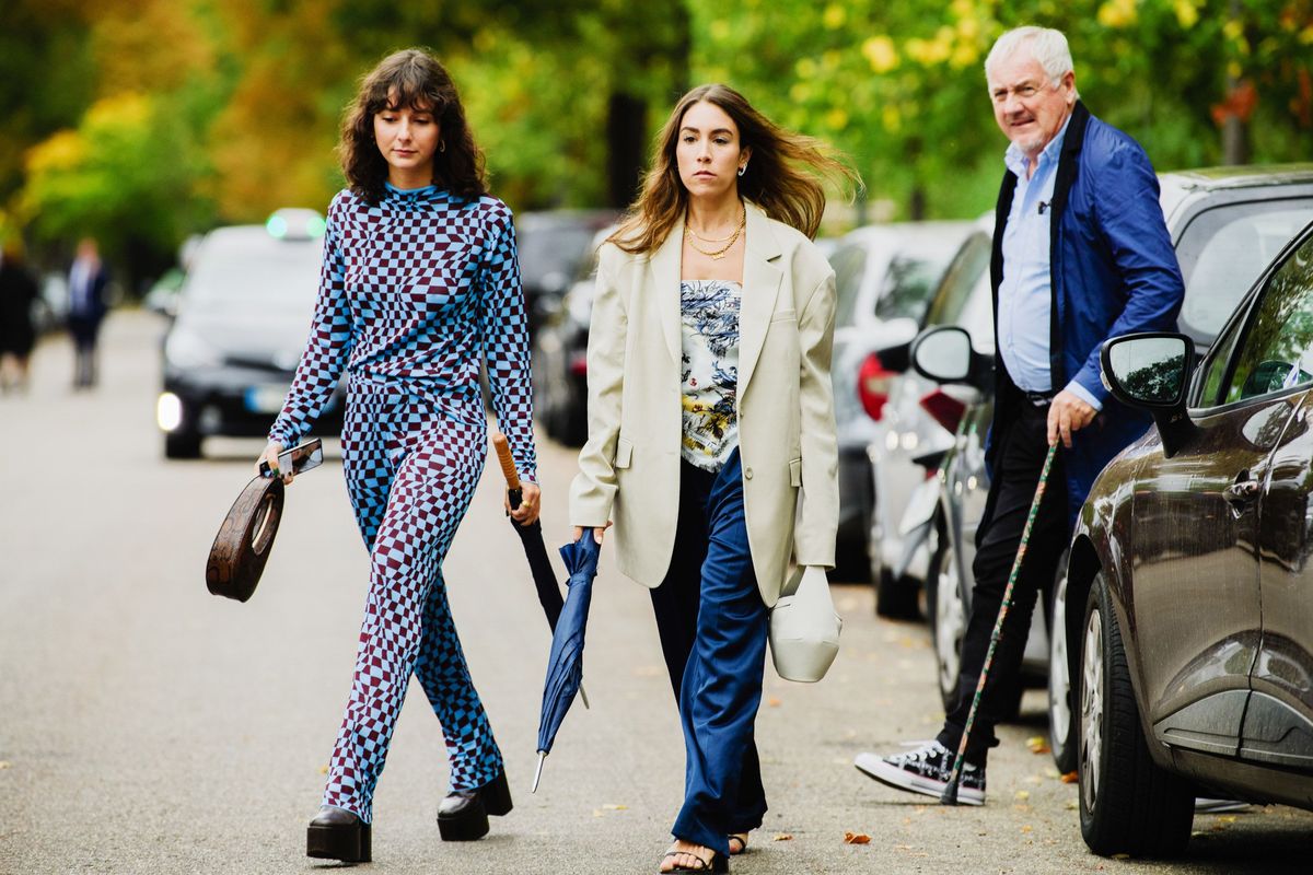 Gademode, Mennesker, Mode, Jeans, Dragter, Gåture, Overtøj, Blazer, Fotografi, Tekstil,