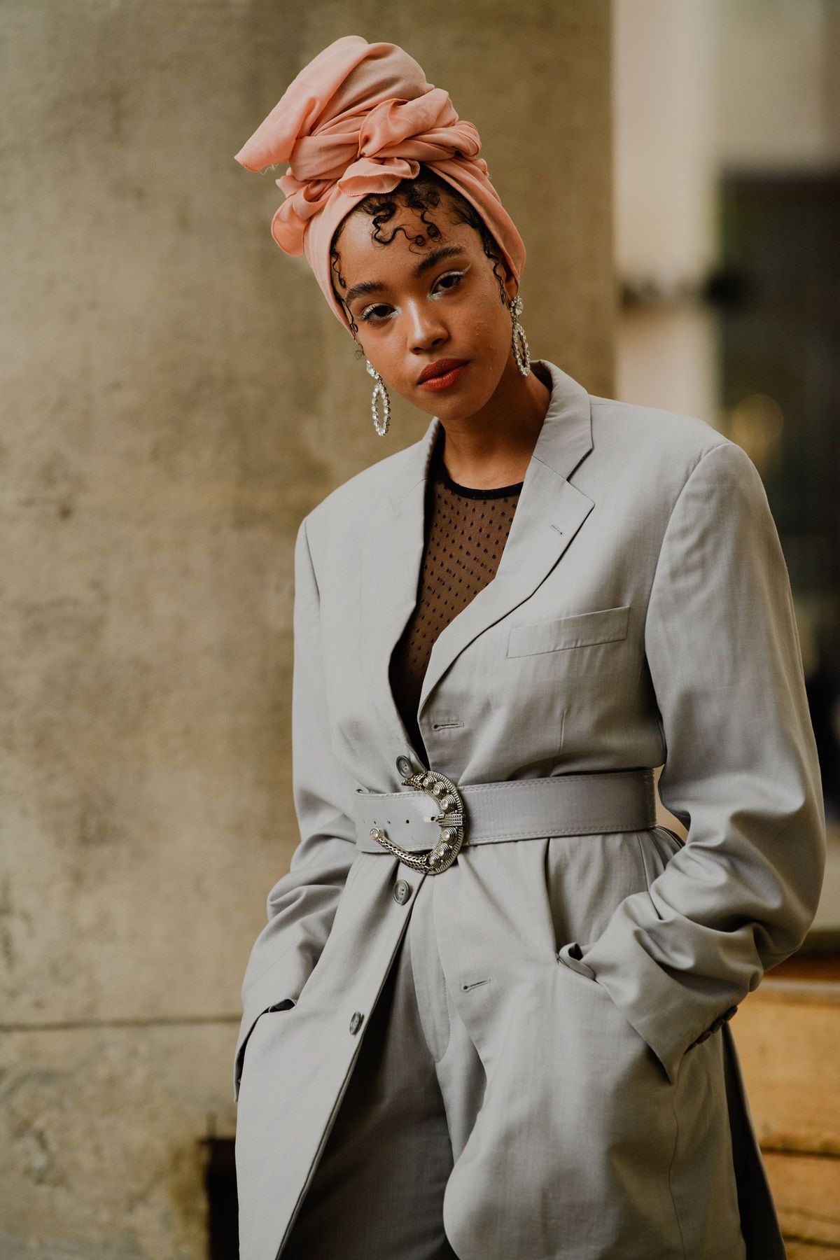 Beklædning, Mode, Gademode, Hovedbeklædning, Turban, Overtøj, Frakke, Trenchcoat, Beige, Fotografi,
