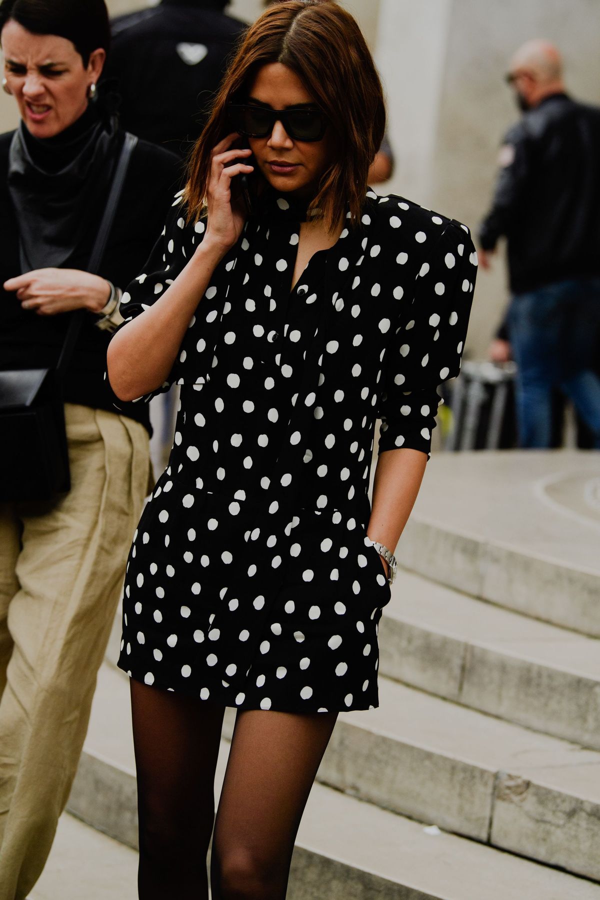 Beklædning, Polka dot, Street fashion, Mønster, Mode, Lår, Fashion model, Ben, Briller, Snapshot,