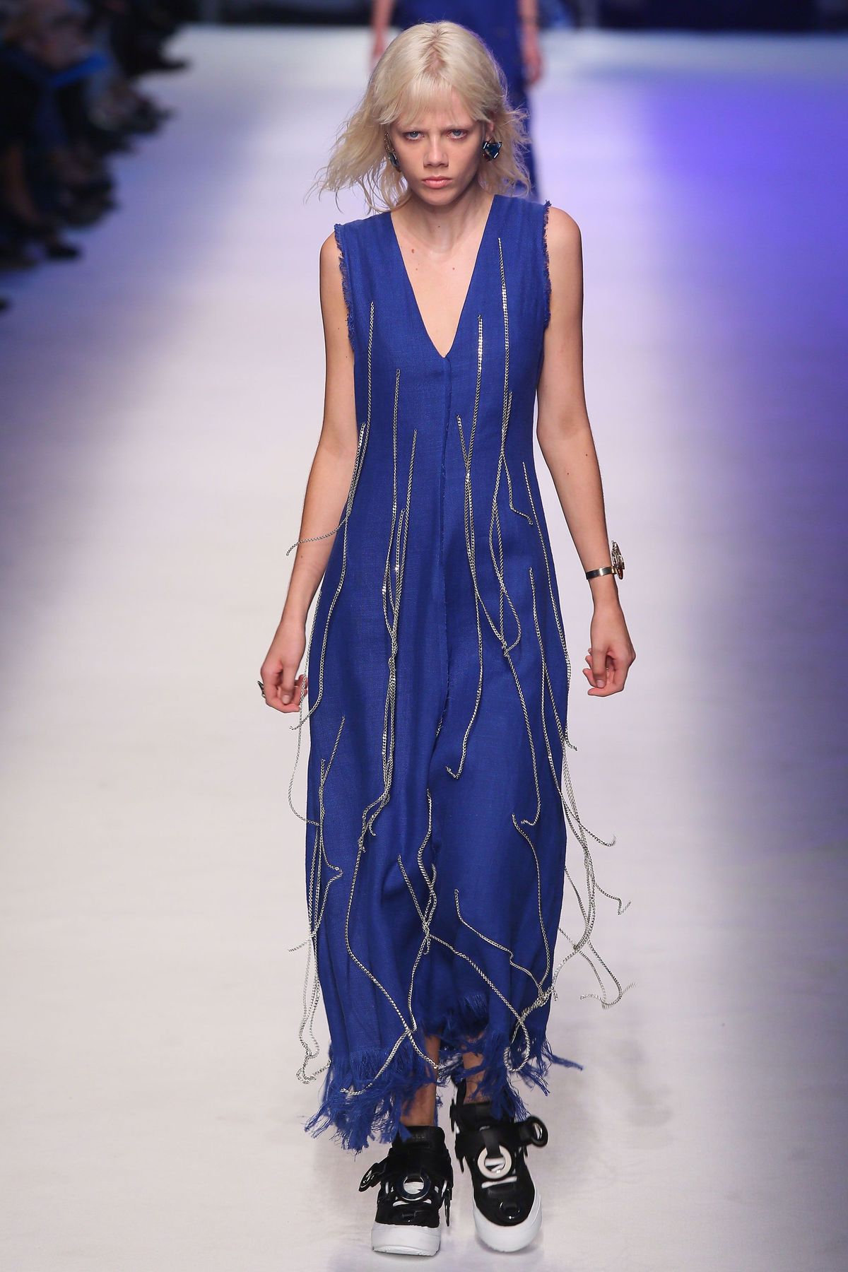 Azul, Ombro, Vestido, Articulação, Peça única, Desfile de moda, Estilo, Modelo de moda, Azul elétrico, Azul cobalto,