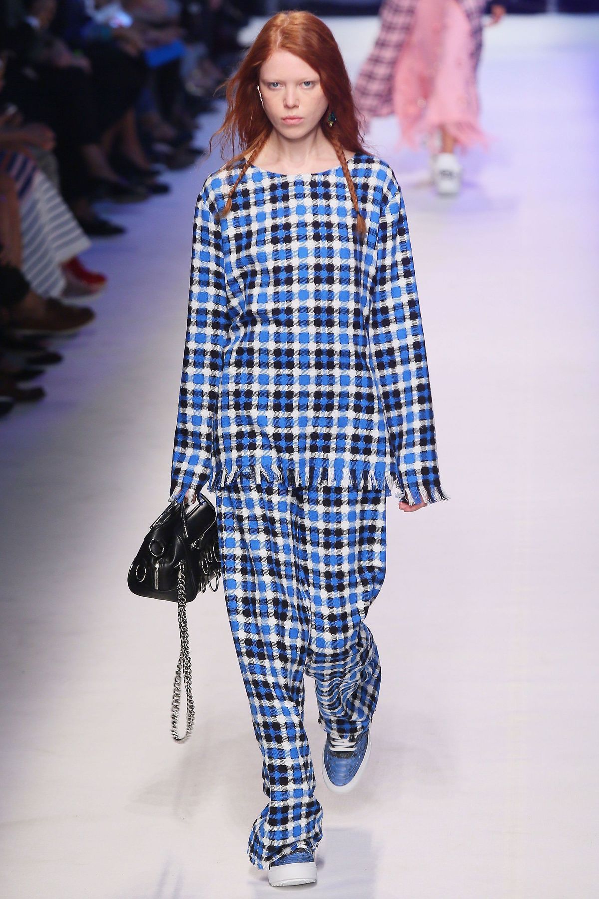 Roupas, Azul, Desfile de moda, Manga, Ombro, Passarela, Articulação, Modelo de moda, Estilo, Padrão,