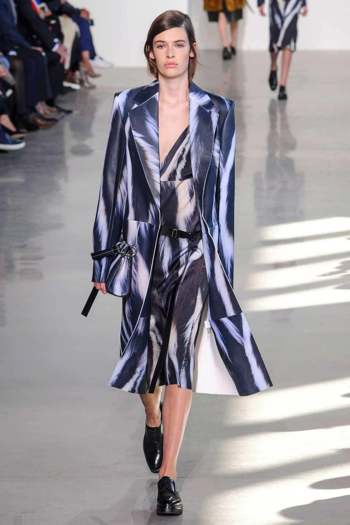 Beklædning, Fodtøj, Modeshow, Ærme, Menneskekrop, Skulder, Bane, Fælles, Overtøj, Mode model,