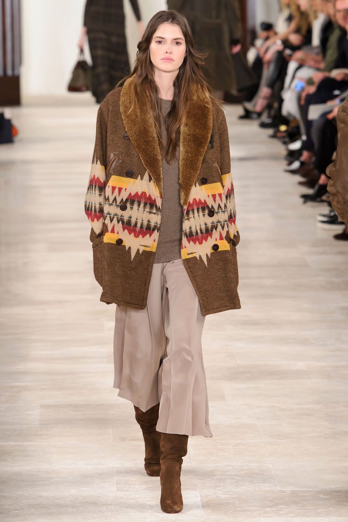 Beklædning, Brun, Modeshow, Vinter, Skulder, Tekstil, Fælles, Bane, Overtøj, Mode model,