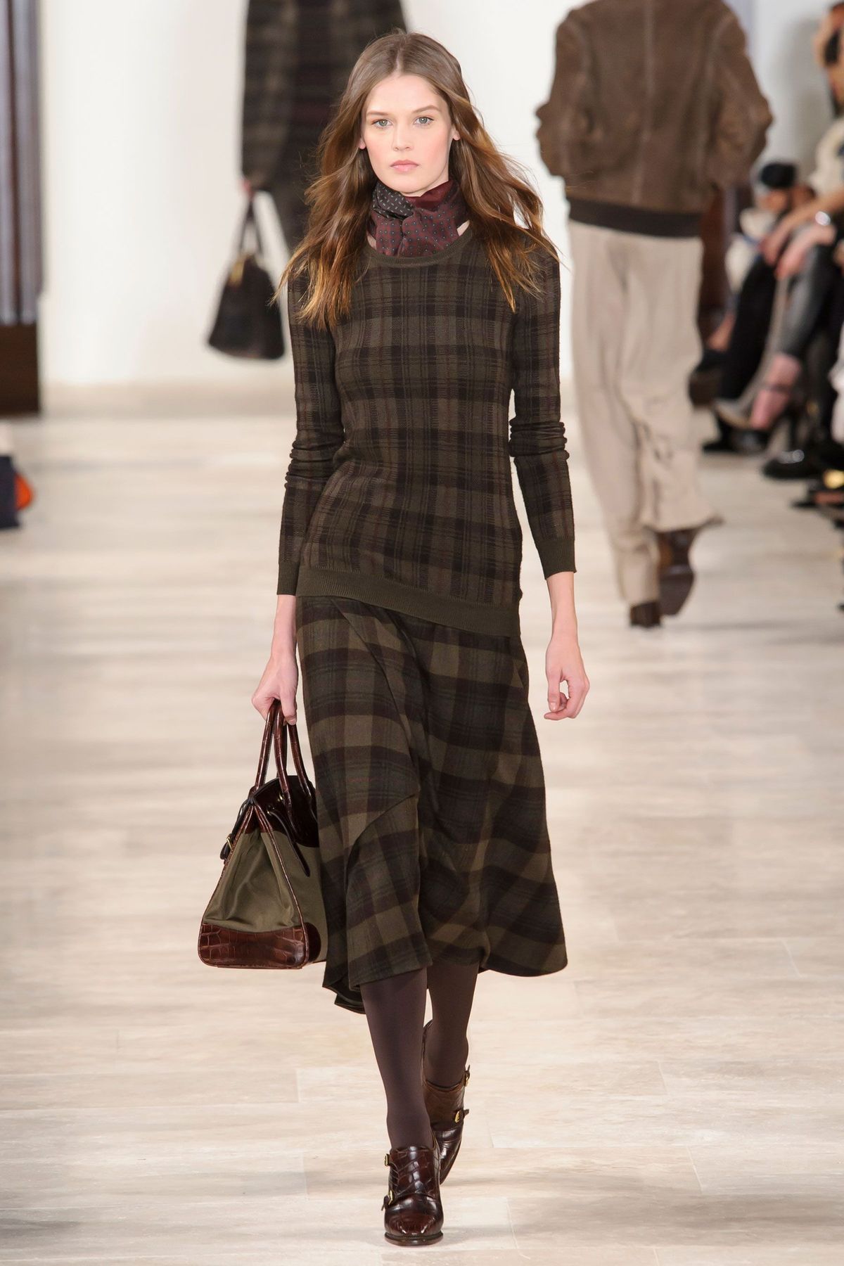 Beklædning, Fodtøj, Modeshow, Brun, Begivenhed, Skulder, Tekstil, Bane, Fælles, Overtøj,