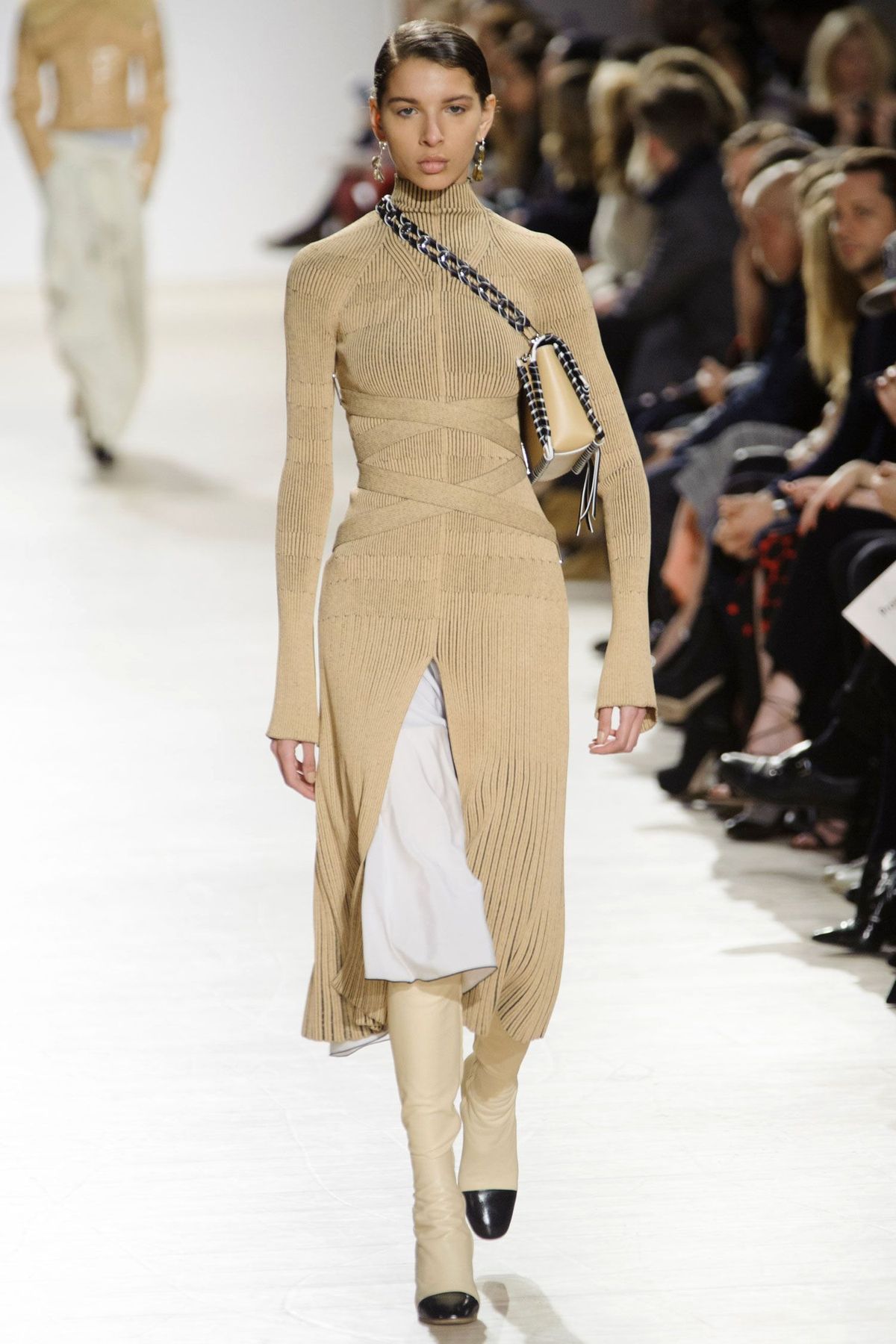 Beklædning, Fodtøj, Menneske, Modeshow, Skulder, Fælles, Landingsbane, Menneskeligt ben, Mode model, Stil,