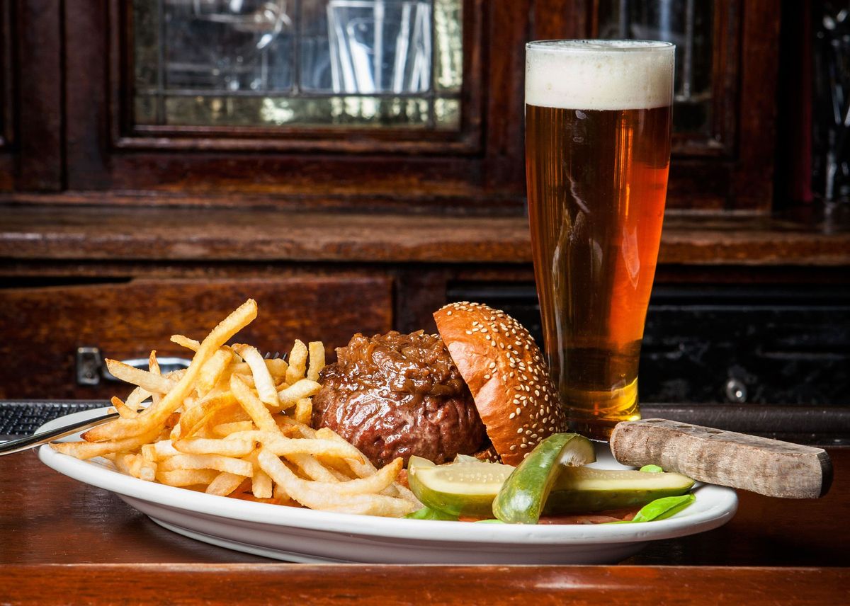 Pivo, Hrana, Pribor za jelo, Posuđe, Pržena hrana, Kuhinja, Čaša piva, Alkoholno piće, Alkohol, Posuđe,