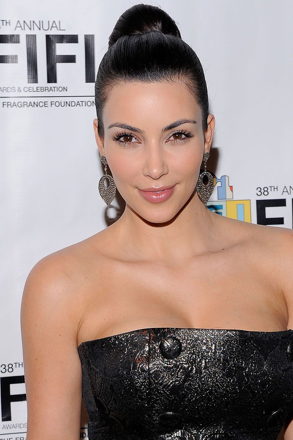 NEW YORK - 10. LIPNJA: Medijska ličnost Kim Kardashian pozira za fotografiji u backstageu na dodjeli Fifi 2010 u New York State Armouryju 10. lipnja 2010 u New Yorku. (Foto Jemal Countess / Getty Images) *** Lokalni naslov *** Kim Kardashian