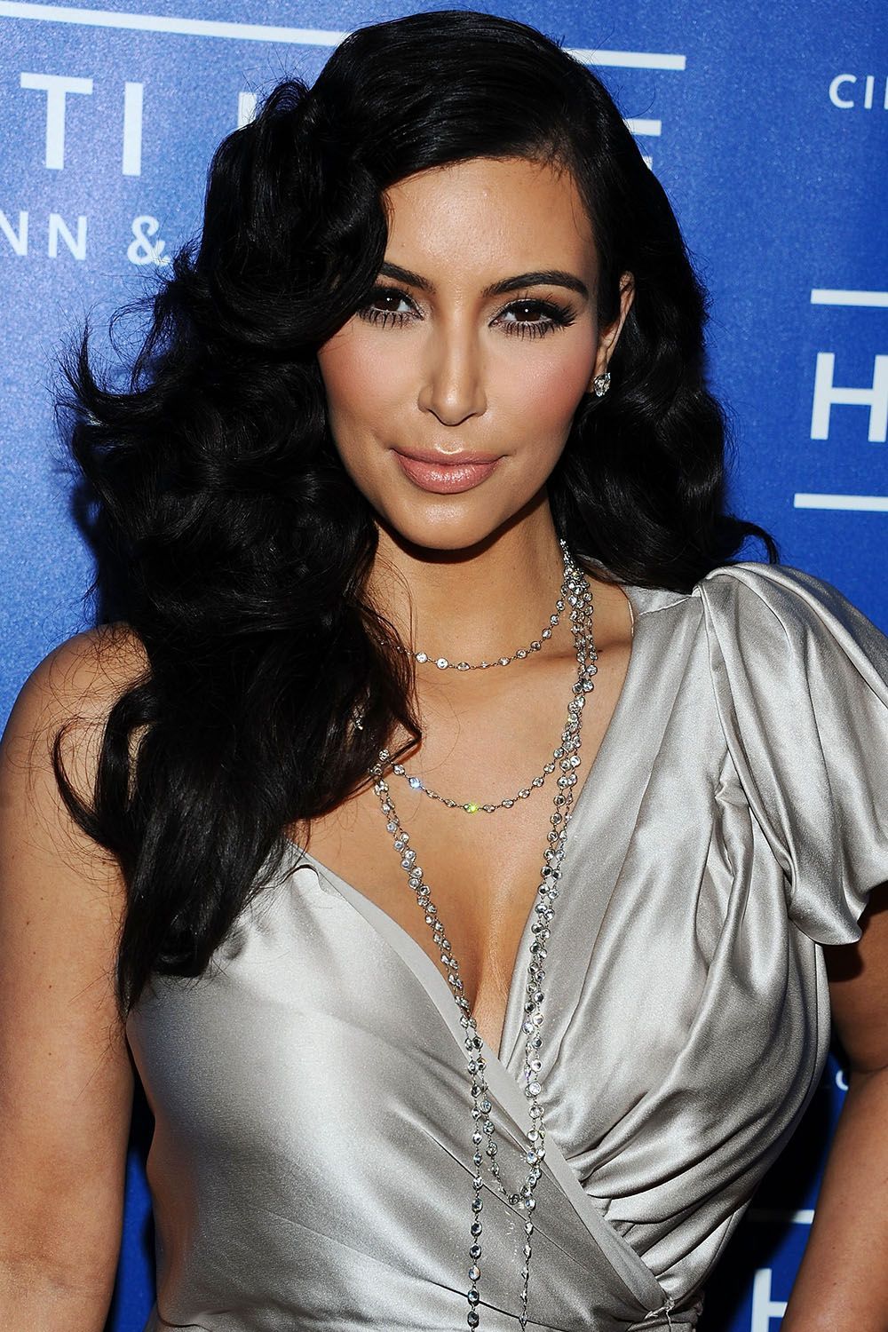 BEVERLY HILLS, CA - 14. SIJEČNJA: TV osobnost Kim Kardashian stigla je na manifestaciju Cinema For Peace u korist J / P Haitian Relief Organization koja se održala u hotelu Montage u hotelu Montage Beverly Hills 14. siječnja 2012. na Beverly Hillsu u Kaliforniji. (Foto Angela Weiss / Getty Images)