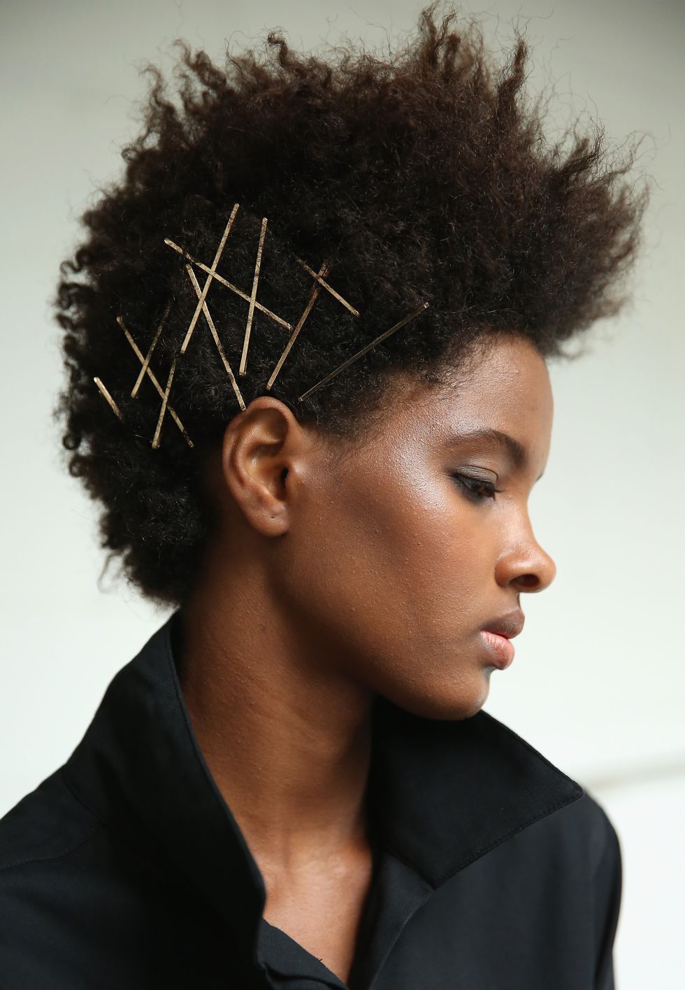 Włosy, fryzura, czarne włosy, afro, moda, uroda, podbródek, loki Jheri,