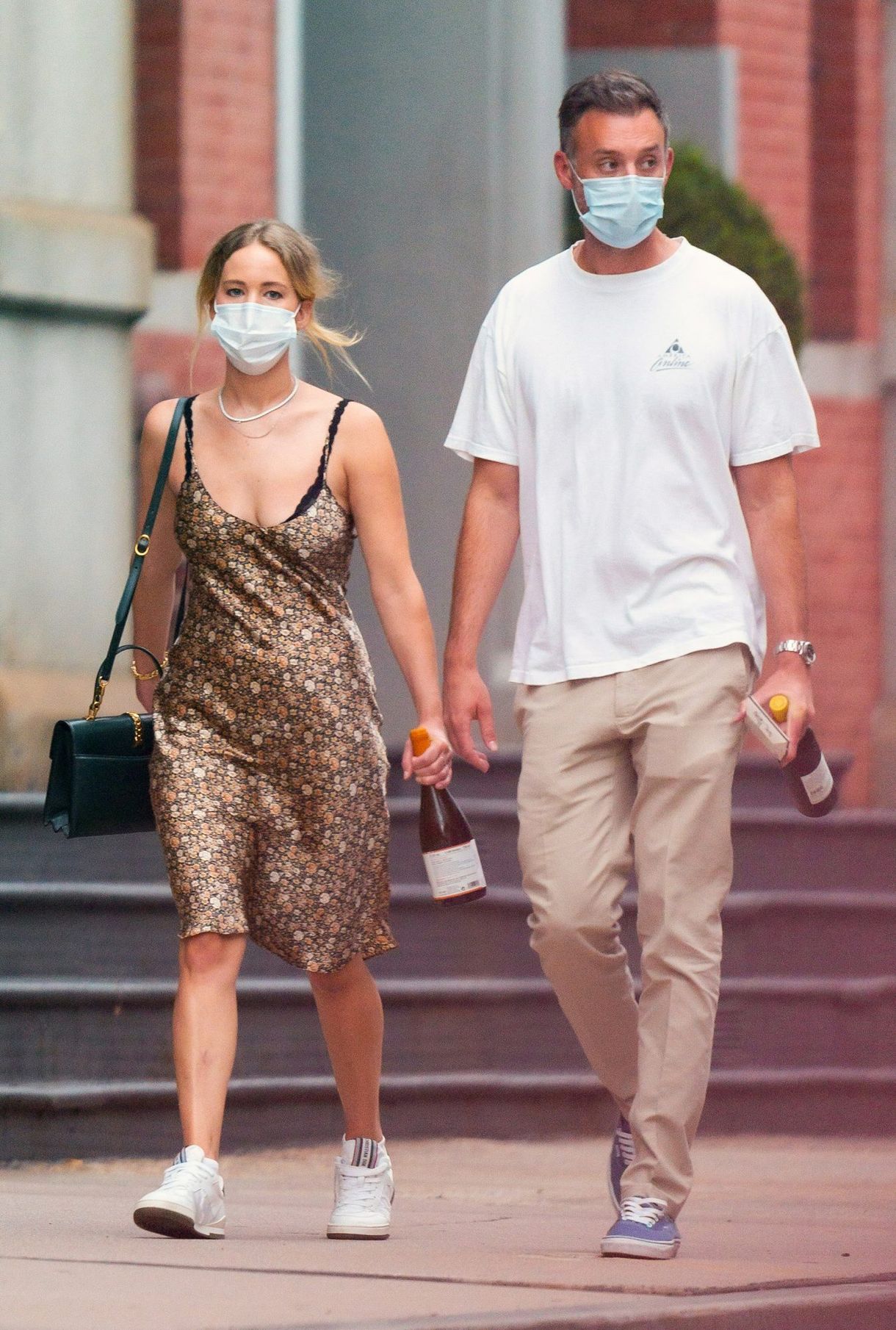 Jennifer Lawrence va maridar el seu vestit lliscant amb una ampolla de vi gegant