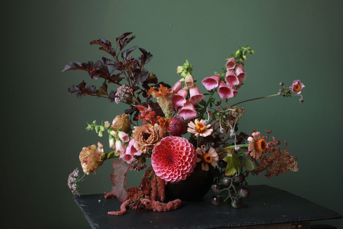 Florystyka, układanie kwiatów, kwiatowy wzór, fotografia martwa natura, kwiat, kwiaty cięte, bukiet, martwa natura, roślina, ikebana,