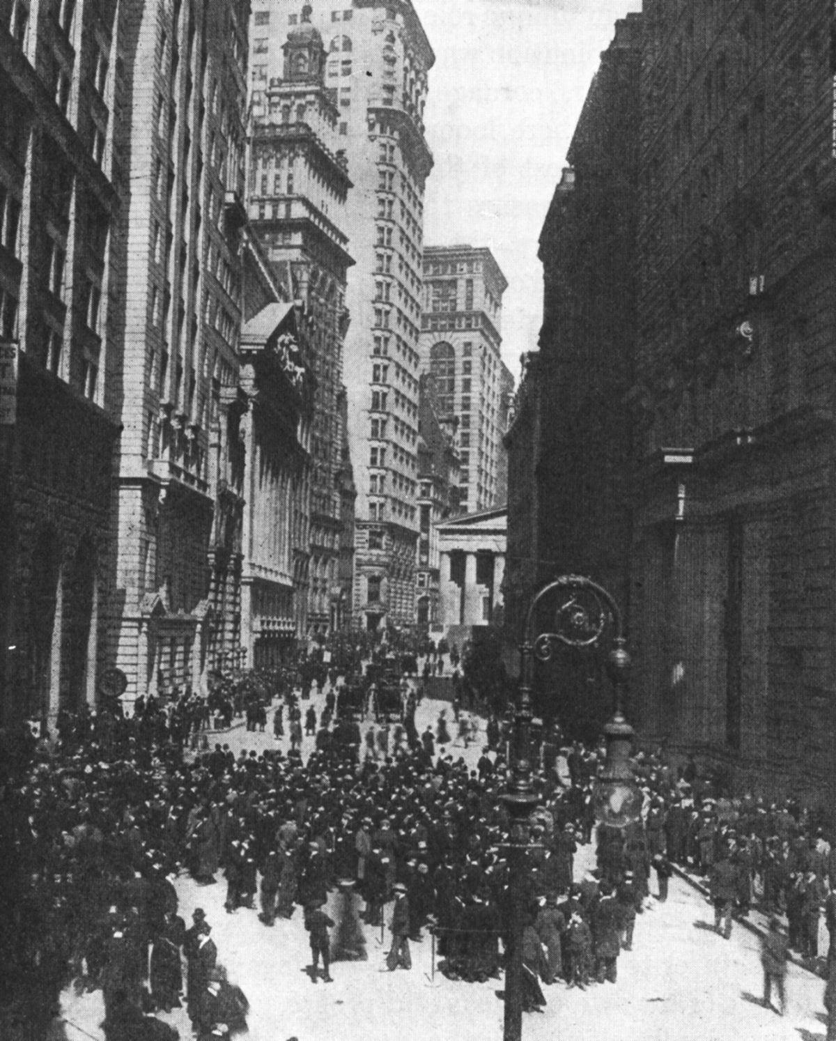 Folle fuori dalla Borsa, New York, dopo il crollo di Wall Street, ottobre 1929. Mercato azionario ...