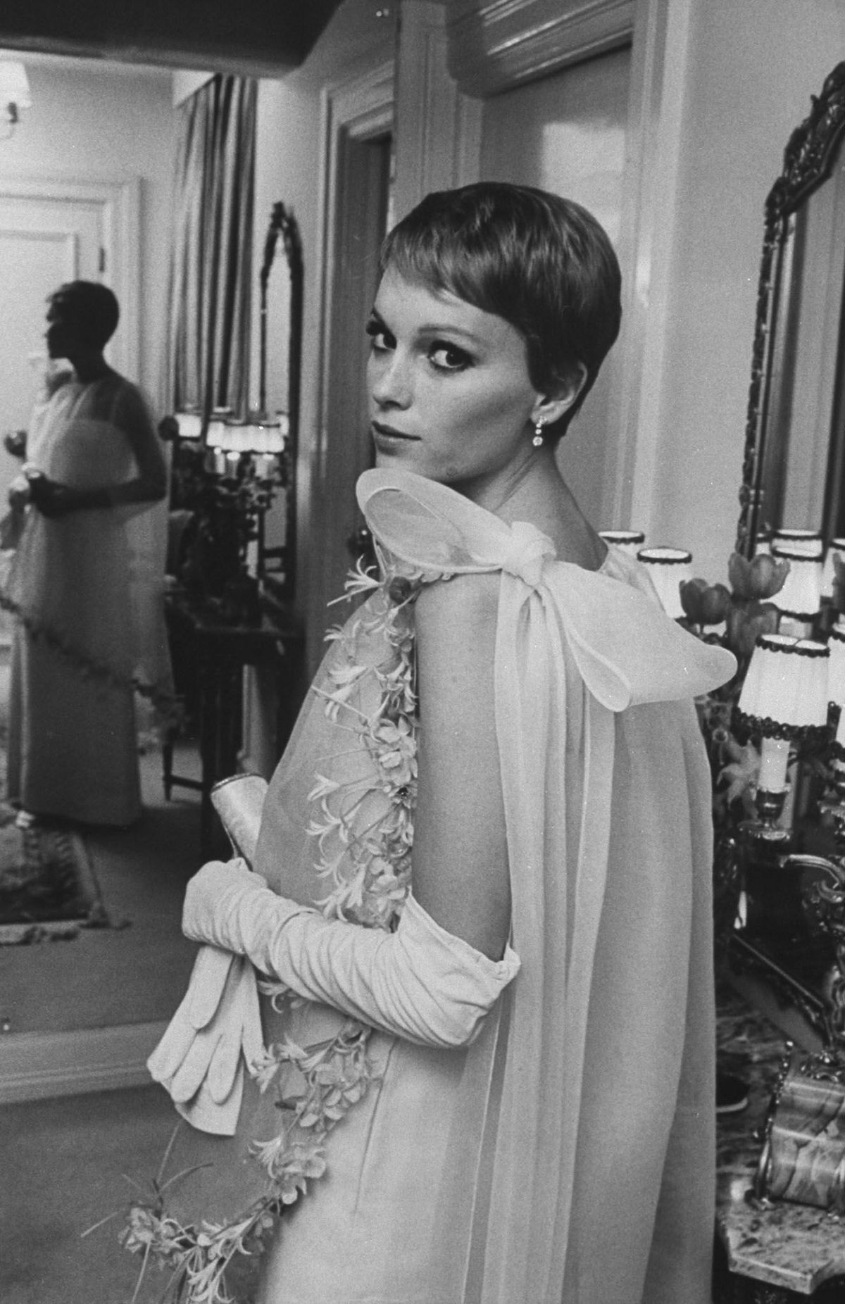 a atriz mia farrow em um cardin original na foto da casa da cidade de Frank Sinatras por bill eppridgethe coleção de fotos da vida por meio de imagens getty