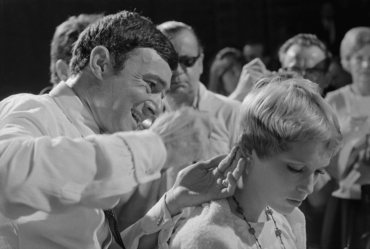 mia farrow recebendo penteado de vidal sassoon