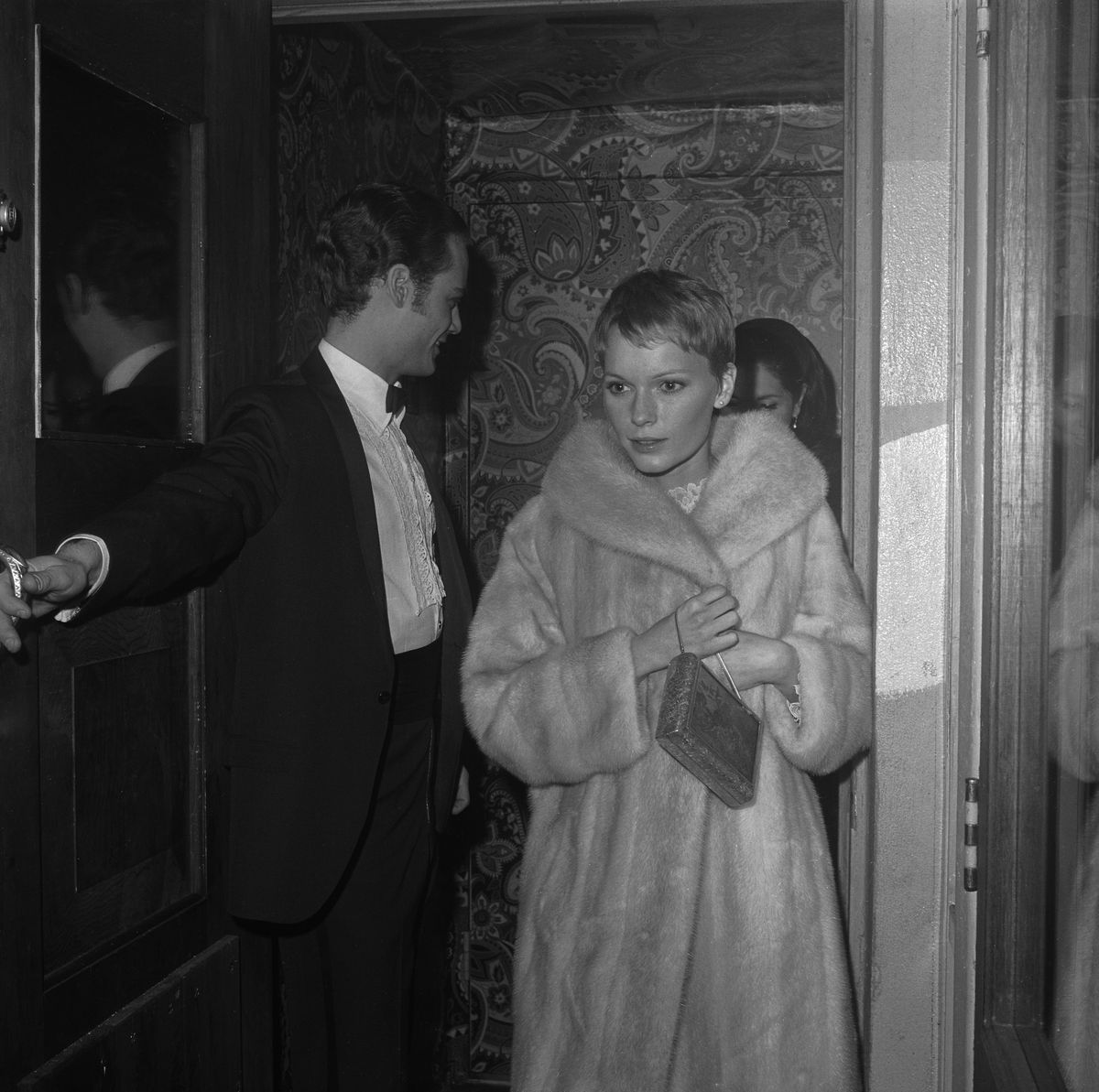 mia farrow e lynda bird johnson saindo da discoteca