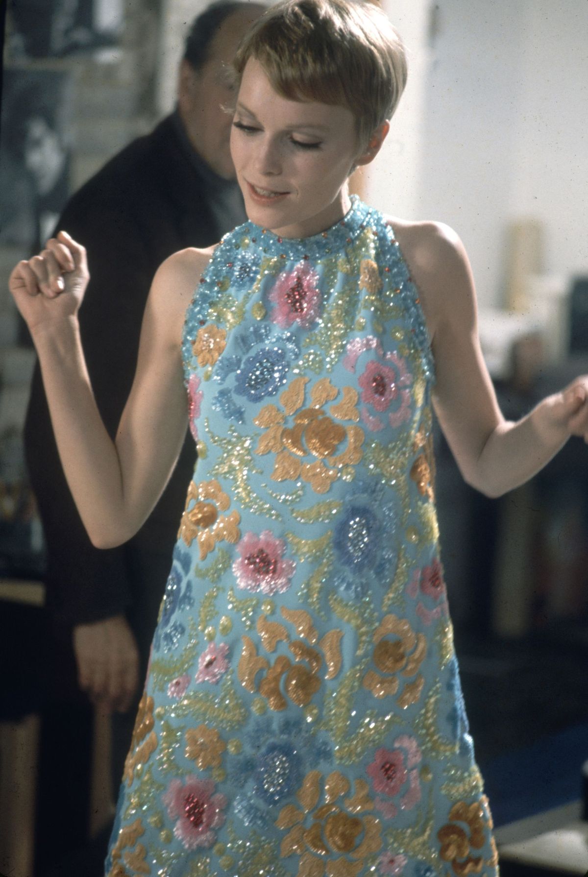 retrato da atriz americana mia farrow no set do filme