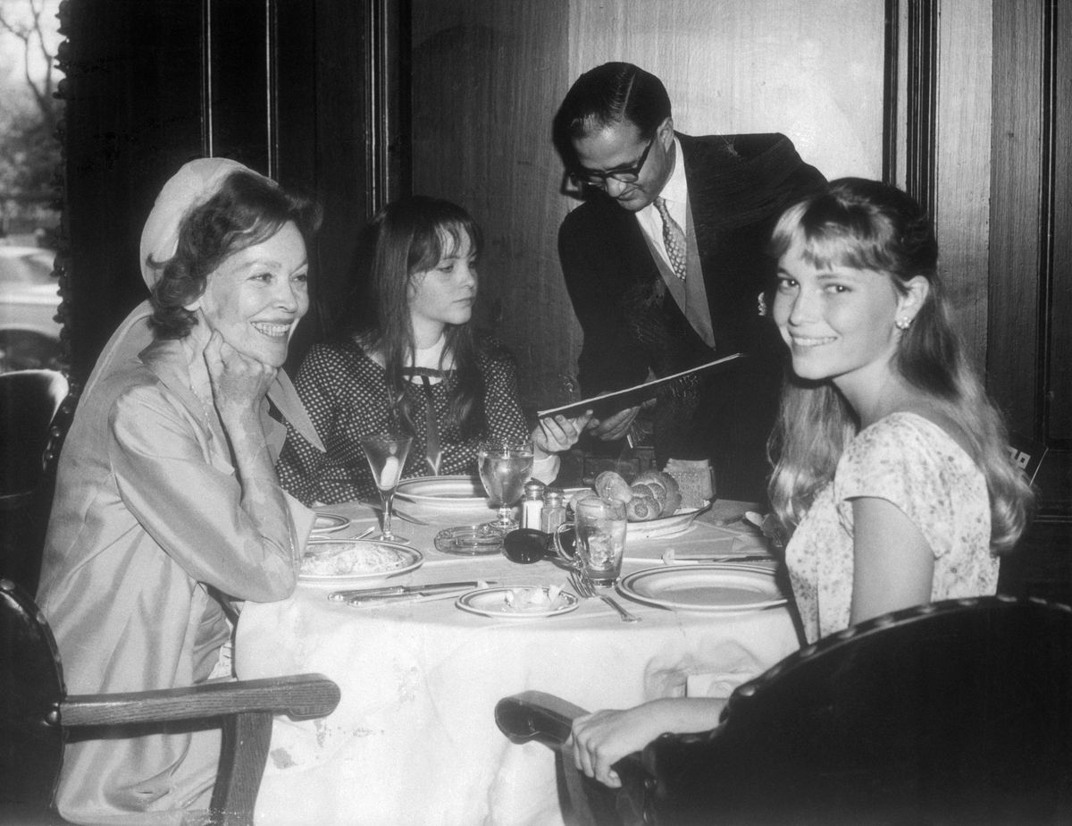 mia farrow almoçando com mãe e irmã