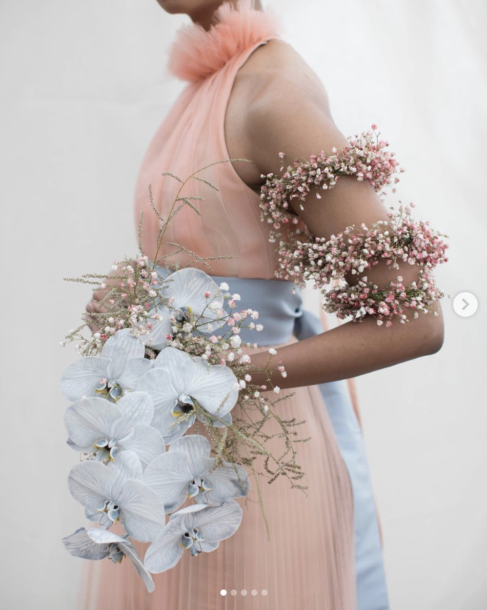 Weiß, Rosa, Kleidung, Kleid, Schulter, Blume, Schnittblumen, Blumenstrauß, Gelenk, Arm,