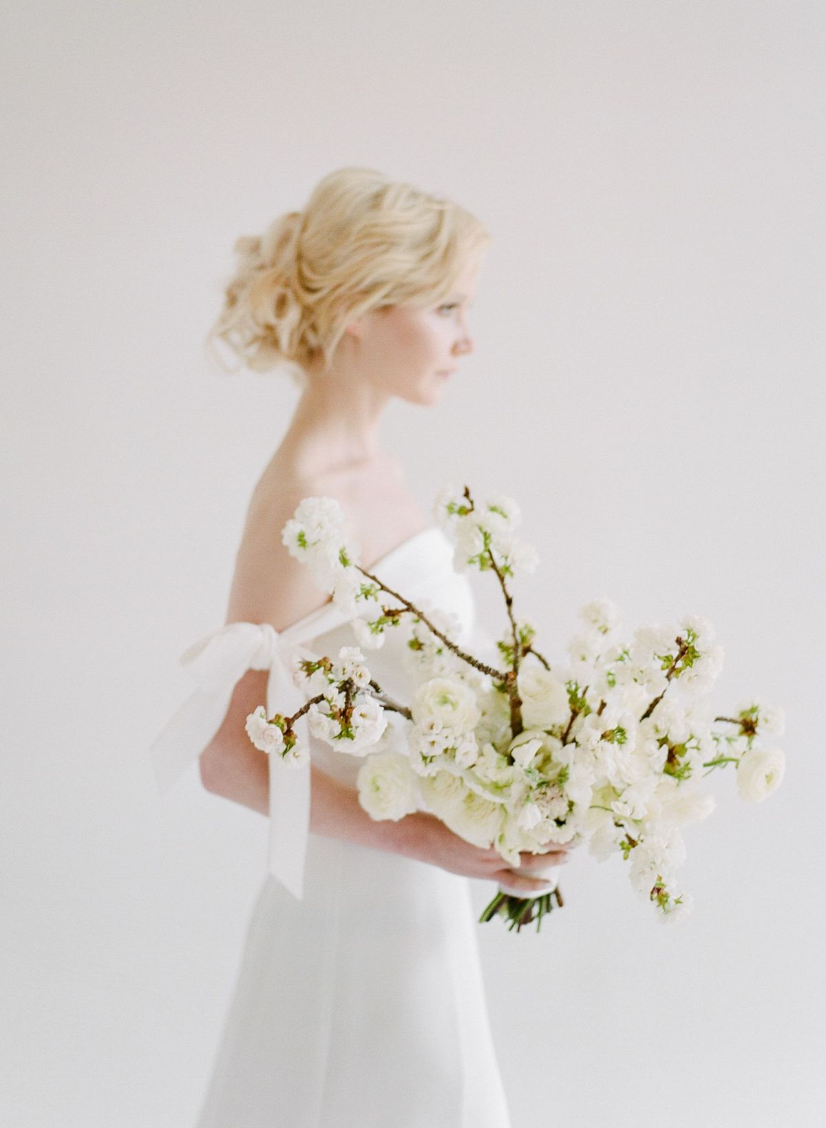 Weiß, Foto, Kleidung, Braut, Blumenstrauß, Kleid, Hochzeitskleid, Blume, Schnittblumen, Brautaccessoire,