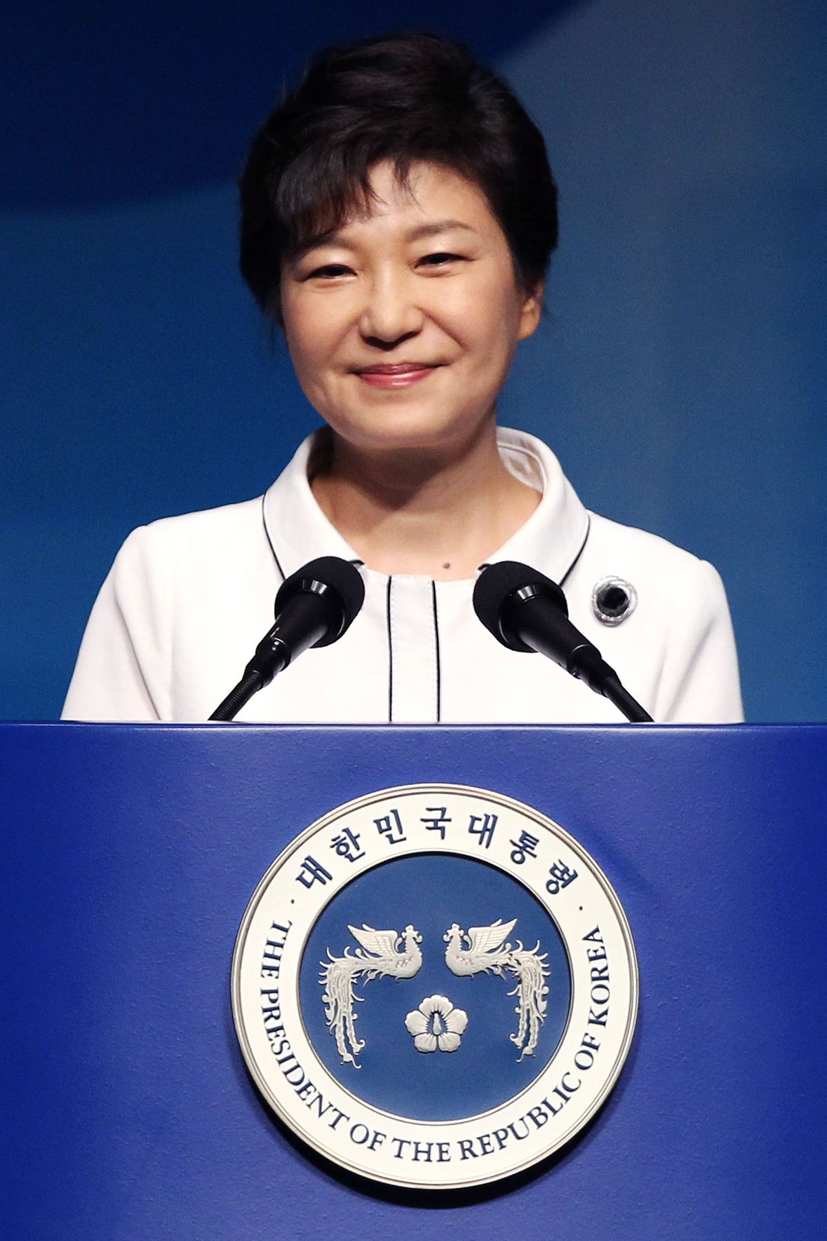麦克风，音频设备，袖子，下巴，项圈，公开演讲，快乐，讲台，发言人，徽标，