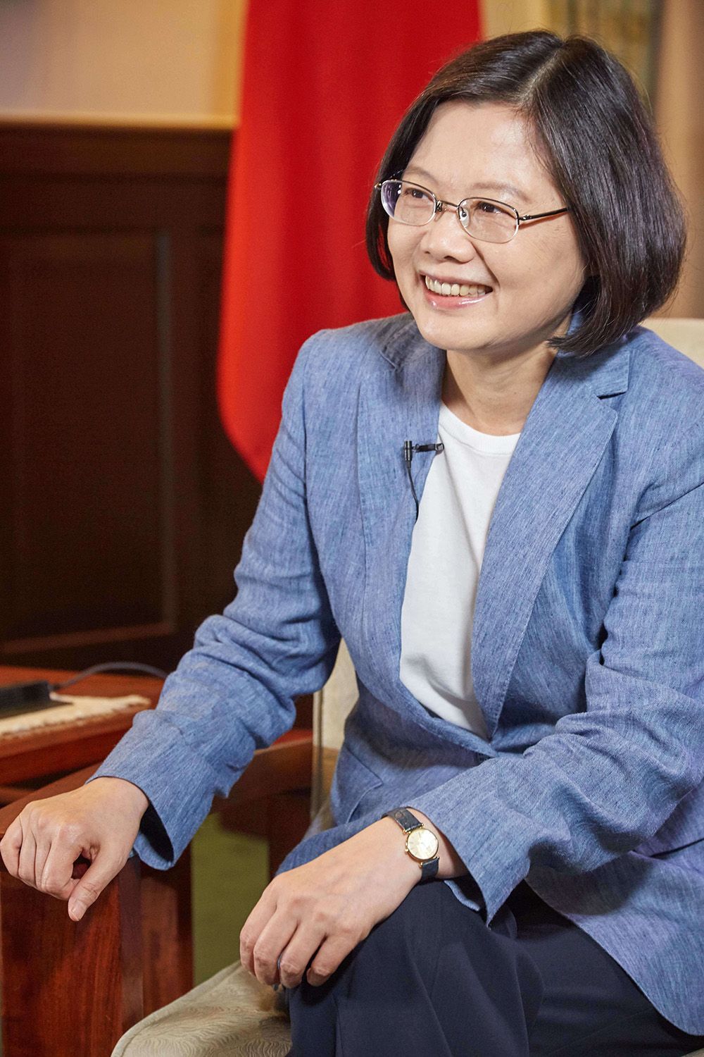 眼镜，眼镜，手臂，视力保健，袖子，手，项圈，手表，手腕，外套，