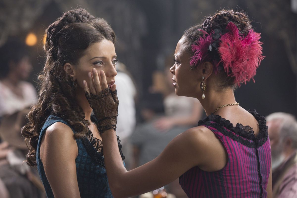 Clementine i Maeve w Westworld odcinku 4