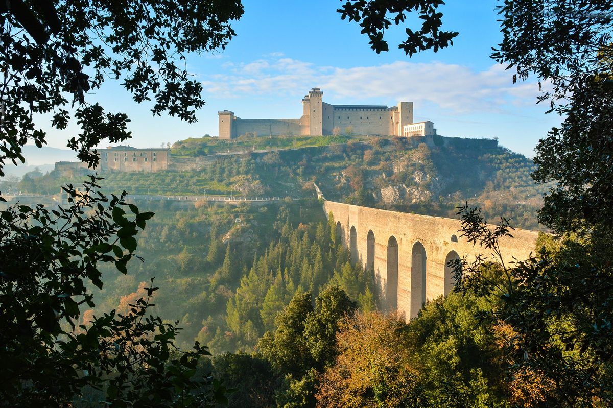 Natura, Niebo, Naturalny krajobraz, Punkt orientacyjny, Zamek, Drzewo, Liść, Architektura, Budynek, Wzgórze,