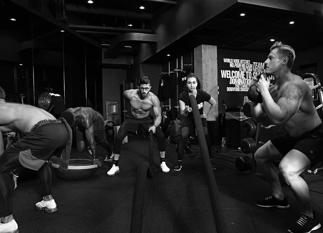 Bodybuilding, fizička spremnost, soba, trening snage, mišići, ruka, jednobojni, teretana, vježba, prsa,