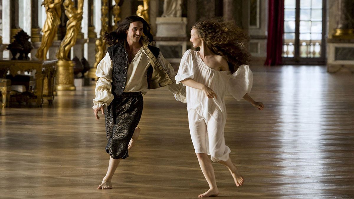 Barefoot, Drama, Performance art, Foot, Sun hat, Scene, Wood Floor, Brass, Toe, Dance,
