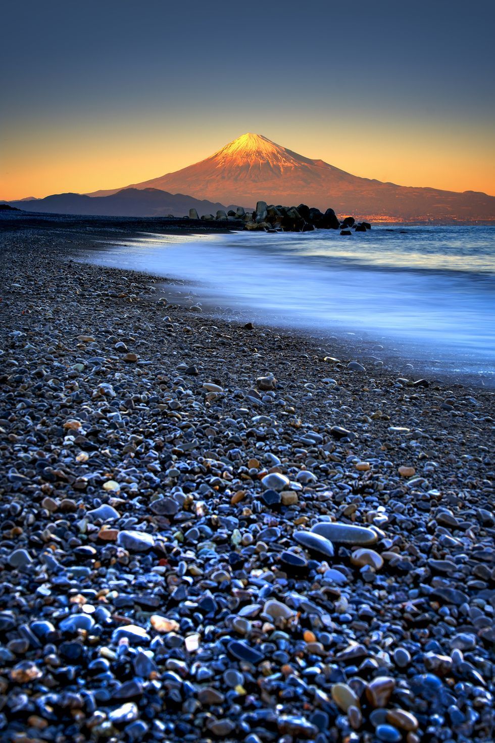 Praia de Miho no Matsubara e Fuji-san na hora do Crepúsculo em Shimizu, Japão