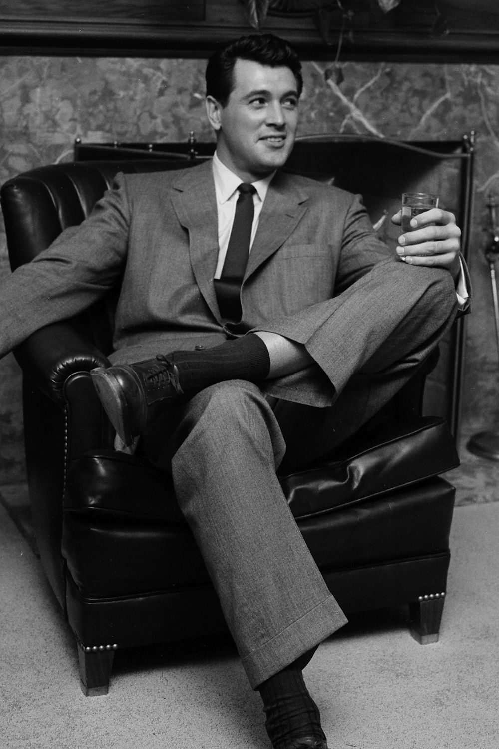 Terno, Fotografia, Sentado, Trabalhador de colarinho branco, Roupa formal, Calçado, Empresário, Blazer, Monocromático, Sapato,