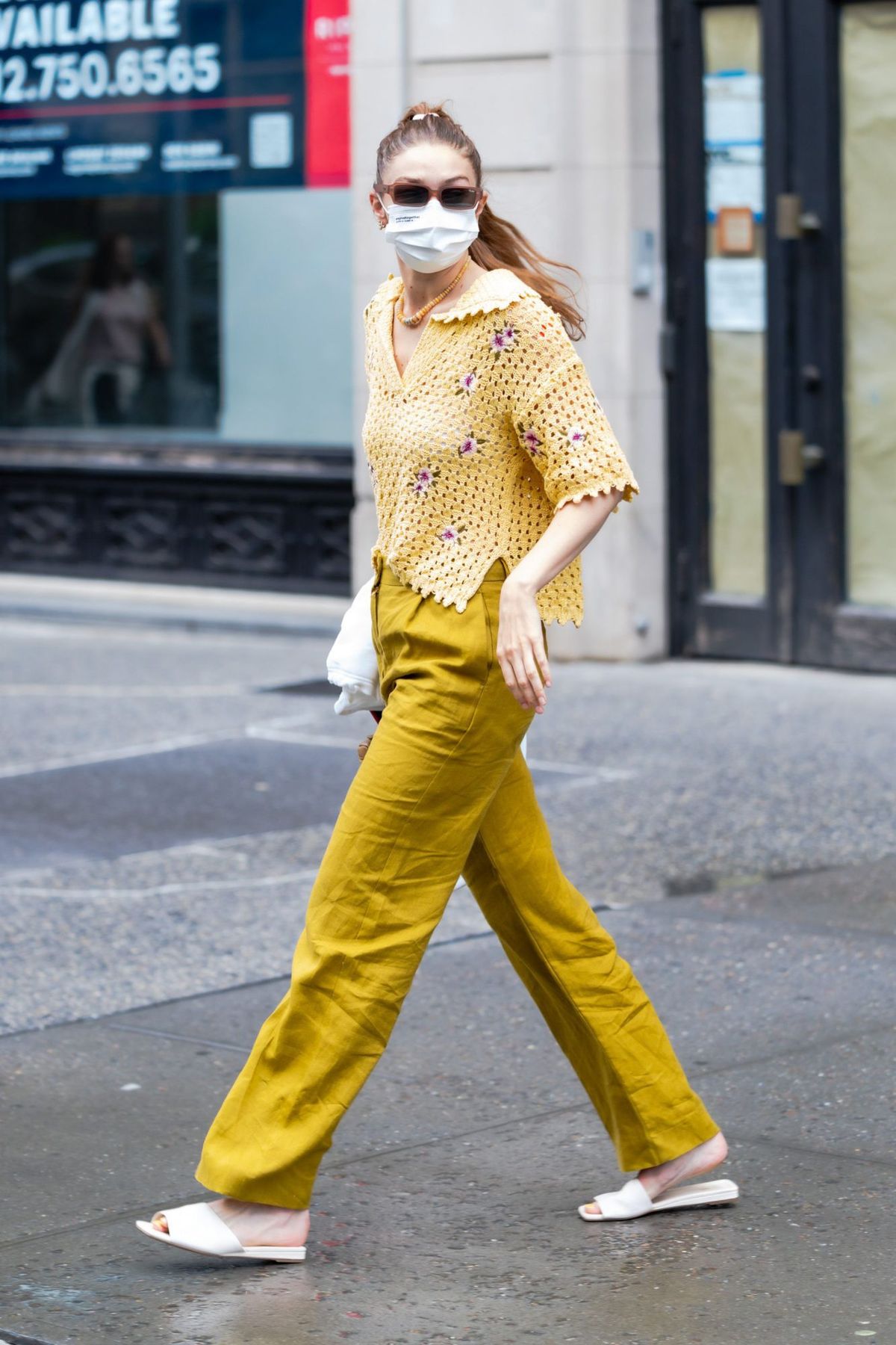 Gigi Hadid bar en väska på $ 3000 med en bekväm $ 89 -diabild som finns till försäljning på Nordstrom