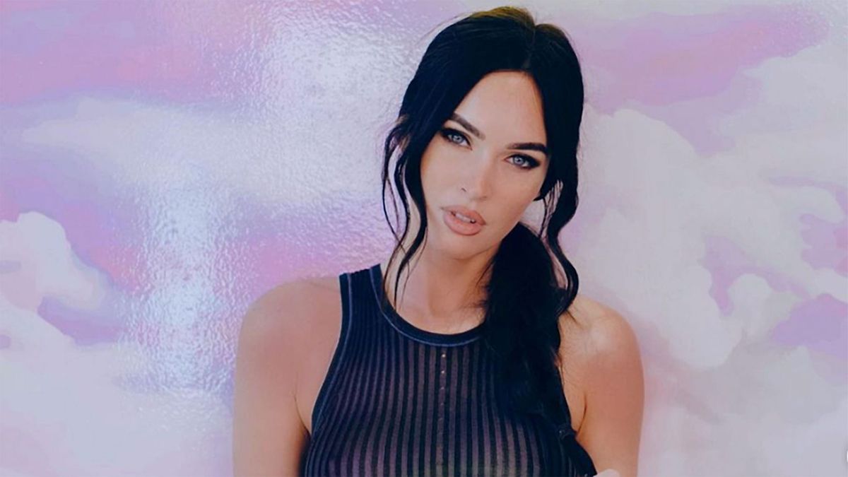 Megan Fox va beneir els nostres canals amb una samarreta tirants casual