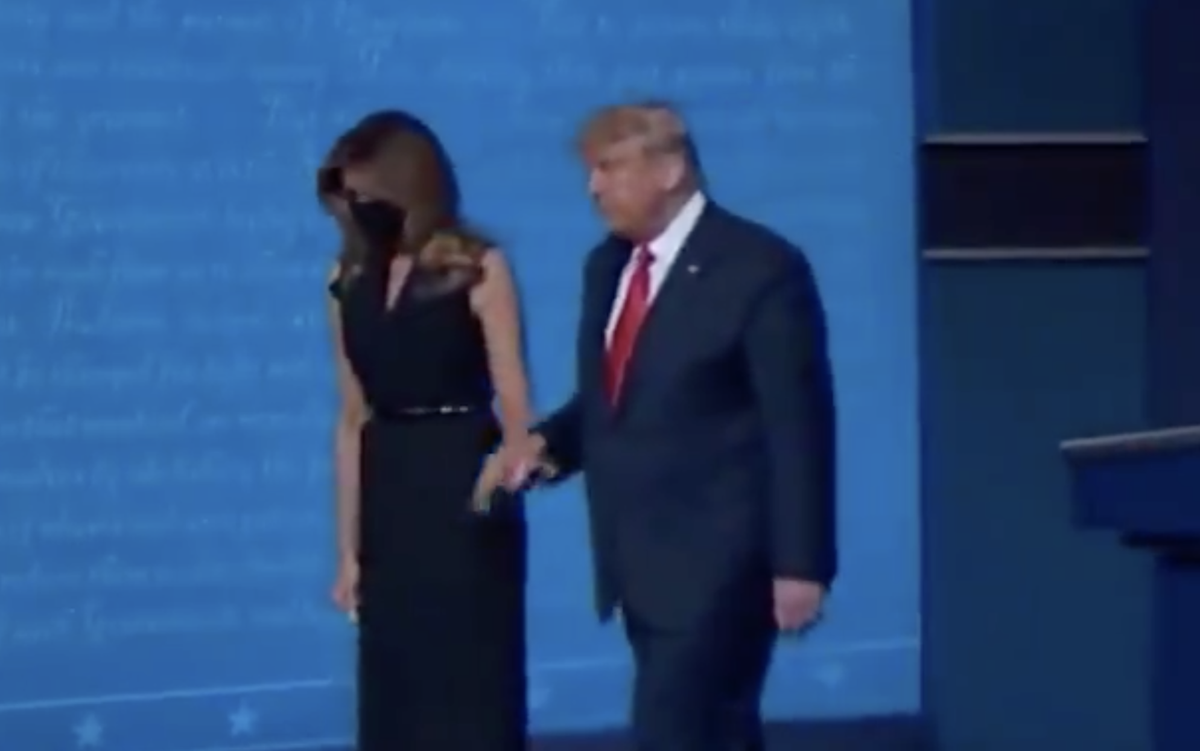 Twitter har tankar om att Melania Trump drar sig bort från Donald Trumps hand efter debatten