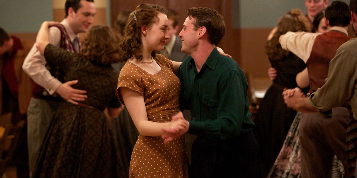 BROOKLYN, slijeva: Saoirse Ronan, Emory Cohen, 2015. ph: Kerry Brown / TM & copyright Fox