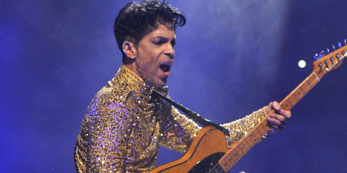 Oglejte si, kako princ zadnjič izvaja 'Purple Rain'