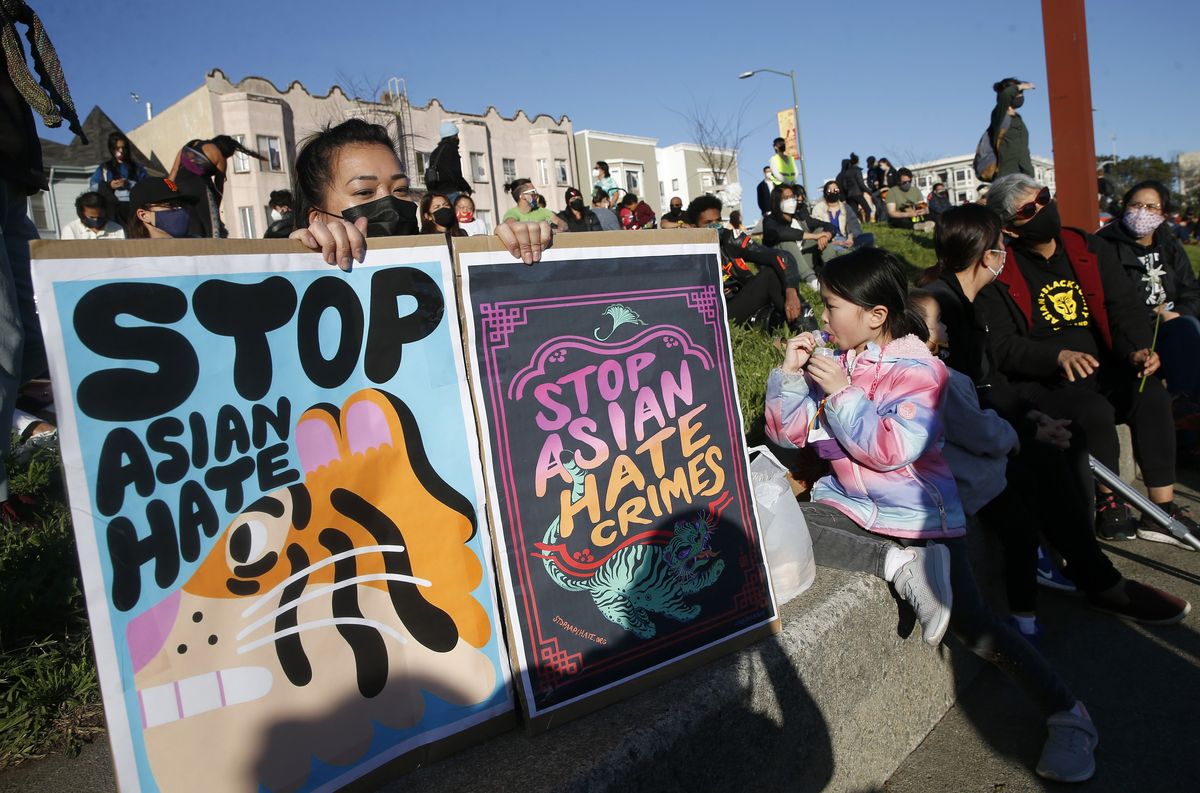 Oakland, ok. 23 marca Annie Hong z Oakland, trzyma znaki podczas czuwania przeciwko nienawiści azjatyckiej w Chinatowns Madison Park w centrum Oakland, Kalifornia, we wtorek, 23 marca 2021 r., dzisiaj mija tydzień rocznica zamordowania ośmiu osób w Atlancie uzdrowiska, z których 6 to kobiety z Azji. Jane Tyskadigital była pierwszym medialnym rankiem w zatoce za pośrednictwem zdjęć getty