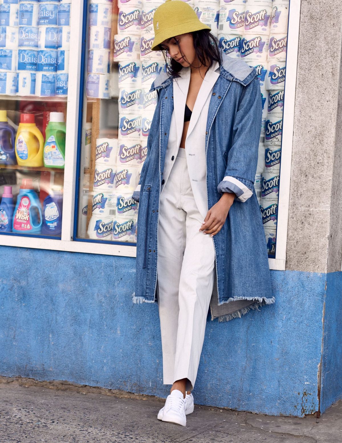 Hvordan style en denimjakke, denimjakke over en draktantrekkidé