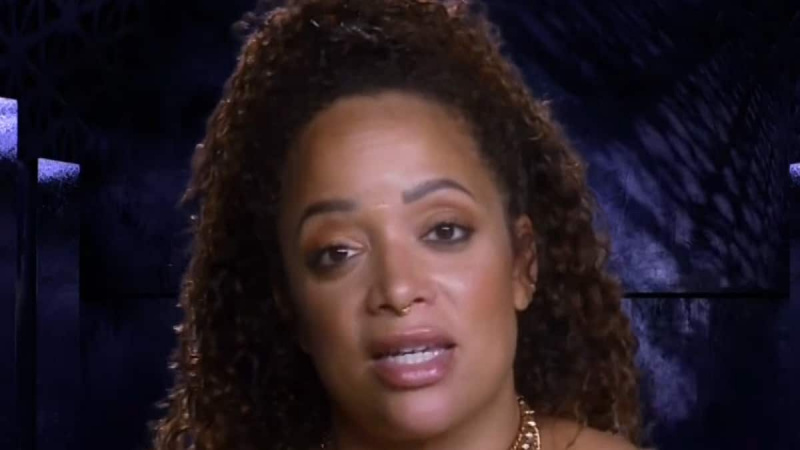   aneesa ferreira com rosto fotografado no desafio batalha das eras entrevista confessional na mtv